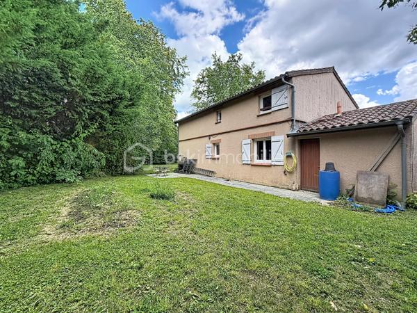 Maison familiale d’environ 156 m² habitables, sans vis-à-vis, idéalement située au cœur de la commune de Montrabé.

Elle se compose, au rez-de-chaussée, d’une entrée desservant une pièce de vie d’environ 45 m², bénéficiant d’une belle luminosité et ouvrant sur une terrasse, ainsi qu’une cuisine équipée indépendante. Vous y trouverez également une chambre avec salle de bain et un WC indépendant.

À l’étage, trois chambres avec rangements, une salle d’eau, un WC, ainsi qu’une mezzanine pouvant servir de bureau, d’espace lecture, de salle de jeux ou être transformée en chambre supplémentaire.

Un garage d’environ 18 m², accessible depuis la maison, complète l’ensemble.

Le tout est implanté sur une parcelle arborée de plus de 714 m².

Proximité immédiate des commodités accessibles à pied : gare, bus, écoles et commerces.

Maison fonctionnelle, offrant de beaux volumes et un emplacement central, idéale pour une vie de famille.