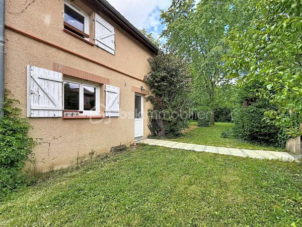 Maison familiale d’environ 156 m² habitables, sans vis-à-vis, idéalement située au cœur de la commune de Montrabé.

Elle se compose, au rez-de-chaussée, d’une entrée desservant une pièce de vie d’environ 45 m², bénéficiant d’une belle luminosité et ouvrant sur une terrasse, ainsi qu’une cuisine équipée indépendante. Vous y trouverez également une chambre avec salle de bain et un WC indépendant.

À l’étage, trois chambres avec rangements, une salle d’eau, un WC, ainsi qu’une mezzanine pouvant servir de bureau, d’espace lecture, de salle de jeux ou être transformée en chambre supplémentaire.

Un garage d’environ 18 m², accessible depuis la maison, complète l’ensemble.

Le tout est implanté sur une parcelle arborée de plus de 714 m².

Proximité immédiate des commodités accessibles à pied : gare, bus, écoles et commerces.

Maison fonctionnelle, offrant de beaux volumes et un emplacement central, idéale pour une vie de famille.