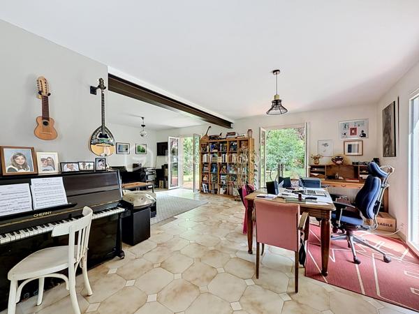 Maison familiale d’environ 156 m² habitables, sans vis-à-vis, idéalement située au cœur de la commune de Montrabé.

Elle se compose, au rez-de-chaussée, d’une entrée desservant une pièce de vie d’environ 45 m², bénéficiant d’une belle luminosité et ouvrant sur une terrasse, ainsi qu’une cuisine équipée indépendante. Vous y trouverez également une chambre avec salle de bain et un WC indépendant.

À l’étage, trois chambres avec rangements, une salle d’eau, un WC, ainsi qu’une mezzanine pouvant servir de bureau, d’espace lecture, de salle de jeux ou être transformée en chambre supplémentaire.

Un garage d’environ 18 m², accessible depuis la maison, complète l’ensemble.

Le tout est implanté sur une parcelle arborée de plus de 714 m².

Proximité immédiate des commodités accessibles à pied : gare, bus, écoles et commerces.

Maison fonctionnelle, offrant de beaux volumes et un emplacement central, idéale pour une vie de famille.