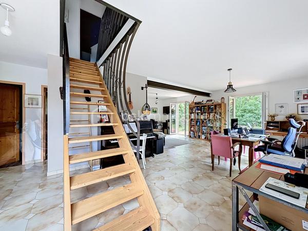 Maison familiale d’environ 156 m² habitables, sans vis-à-vis, idéalement située au cœur de la commune de Montrabé.

Elle se compose, au rez-de-chaussée, d’une entrée desservant une pièce de vie d’environ 45 m², bénéficiant d’une belle luminosité et ouvrant sur une terrasse, ainsi qu’une cuisine équipée indépendante. Vous y trouverez également une chambre avec salle de bain et un WC indépendant.

À l’étage, trois chambres avec rangements, une salle d’eau, un WC, ainsi qu’une mezzanine pouvant servir de bureau, d’espace lecture, de salle de jeux ou être transformée en chambre supplémentaire.

Un garage d’environ 18 m², accessible depuis la maison, complète l’ensemble.

Le tout est implanté sur une parcelle arborée de plus de 714 m².

Proximité immédiate des commodités accessibles à pied : gare, bus, écoles et commerces.

Maison fonctionnelle, offrant de beaux volumes et un emplacement central, idéale pour une vie de famille.