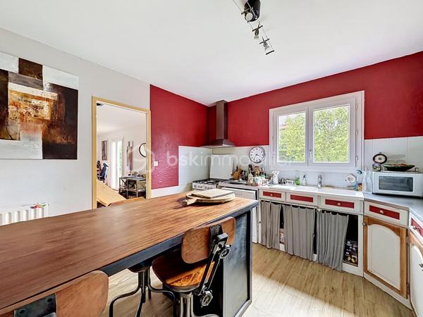 Maison familiale d’environ 156 m² habitables, sans vis-à-vis, idéalement située au cœur de la commune de Montrabé.

Elle se compose, au rez-de-chaussée, d’une entrée desservant une pièce de vie d’environ 45 m², bénéficiant d’une belle luminosité et ouvrant sur une terrasse, ainsi qu’une cuisine équipée indépendante. Vous y trouverez également une chambre avec salle de bain et un WC indépendant.

À l’étage, trois chambres avec rangements, une salle d’eau, un WC, ainsi qu’une mezzanine pouvant servir de bureau, d’espace lecture, de salle de jeux ou être transformée en chambre supplémentaire.

Un garage d’environ 18 m², accessible depuis la maison, complète l’ensemble.

Le tout est implanté sur une parcelle arborée de plus de 714 m².

Proximité immédiate des commodités accessibles à pied : gare, bus, écoles et commerces.

Maison fonctionnelle, offrant de beaux volumes et un emplacement central, idéale pour une vie de famille.