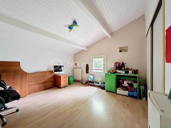 Maison familiale d’environ 156 m² habitables, sans vis-à-vis, idéalement située au cœur de la commune de Montrabé.

Elle se compose, au rez-de-chaussée, d’une entrée desservant une pièce de vie d’environ 45 m², bénéficiant d’une belle luminosité et ouvrant sur une terrasse, ainsi qu’une cuisine équipée indépendante. Vous y trouverez également une chambre avec salle de bain et un WC indépendant.

À l’étage, trois chambres avec rangements, une salle d’eau, un WC, ainsi qu’une mezzanine pouvant servir de bureau, d’espace lecture, de salle de jeux ou être transformée en chambre supplémentaire.

Un garage d’environ 18 m², accessible depuis la maison, complète l’ensemble.

Le tout est implanté sur une parcelle arborée de plus de 714 m².

Proximité immédiate des commodités accessibles à pied : gare, bus, écoles et commerces.

Maison fonctionnelle, offrant de beaux volumes et un emplacement central, idéale pour une vie de famille.