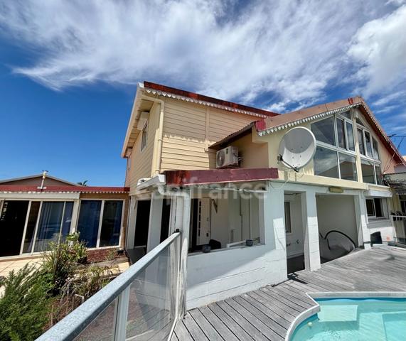 À vendre 452 000€ – Ensemble immobilier composé de 2 maisons indépendantes avec piscine – Saint-André (97440)