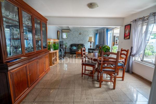 À vendre 452 000€ – Ensemble immobilier composé de 2 maisons indépendantes avec piscine – Saint-André (97440)