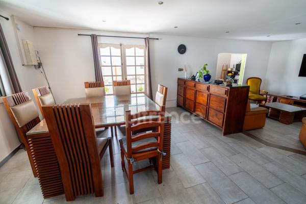 À vendre 452 000€ – Ensemble immobilier composé de 2 maisons indépendantes avec piscine – Saint-André (97440)