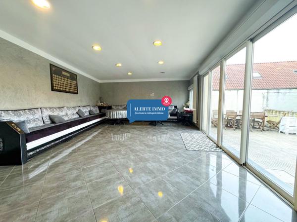 Large maison individuelle en retrait de rue de 282 m2 hab sur un terrain de 650 m2
