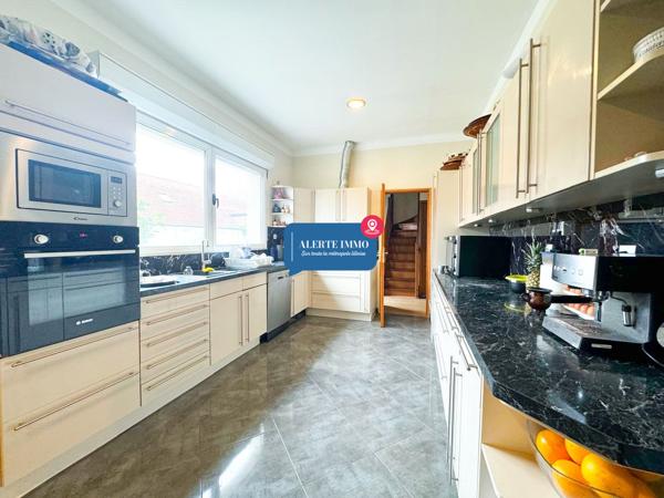 Large maison individuelle en retrait de rue de 282 m2 hab sur un terrain de 650 m2