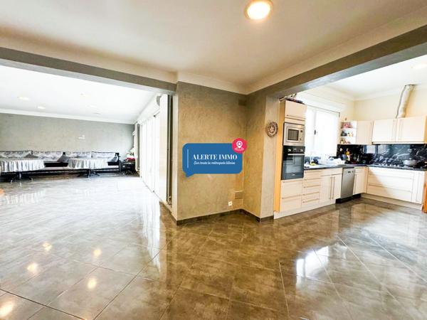 Large maison individuelle en retrait de rue de 282 m2 hab sur un terrain de 650 m2