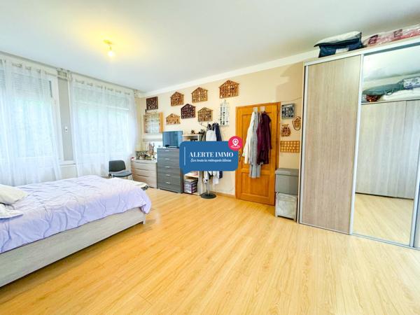 Large maison individuelle en retrait de rue de 282 m2 hab sur un terrain de 650 m2
