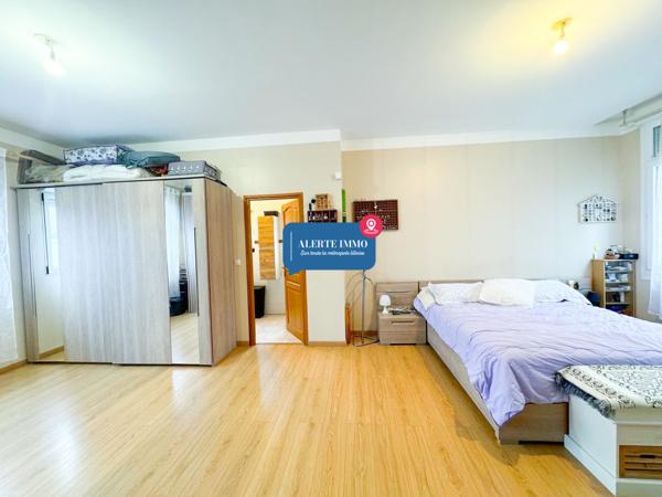 Large maison individuelle en retrait de rue de 282 m2 hab sur un terrain de 650 m2
