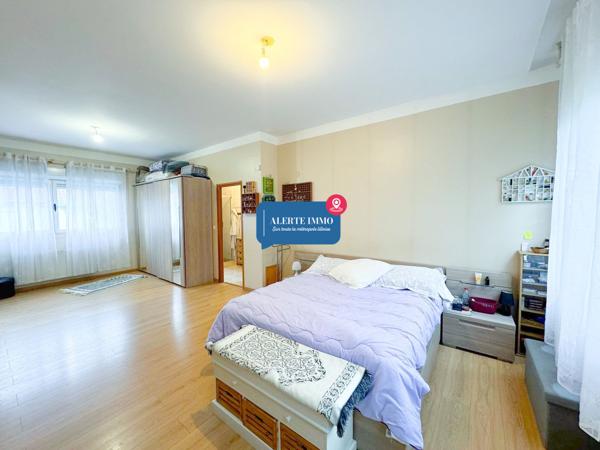 Large maison individuelle en retrait de rue de 282 m2 hab sur un terrain de 650 m2