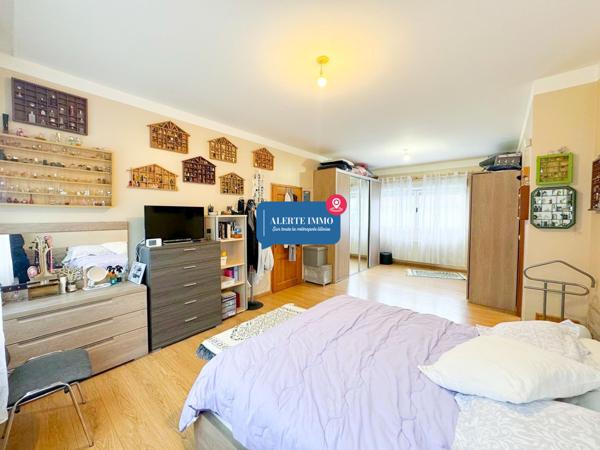 Large maison individuelle en retrait de rue de 282 m2 hab sur un terrain de 650 m2