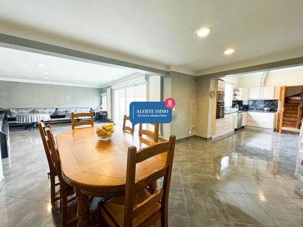 Large maison individuelle en retrait de rue de 282 m2 hab sur un terrain de 650 m2