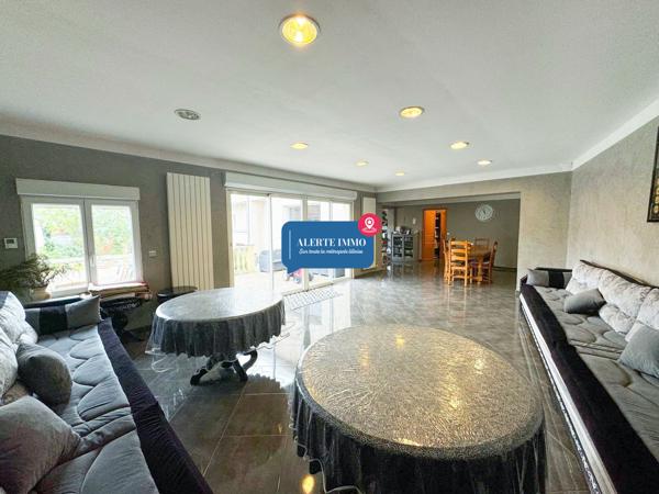 Large maison individuelle en retrait de rue de 282 m2 hab sur un terrain de 650 m2