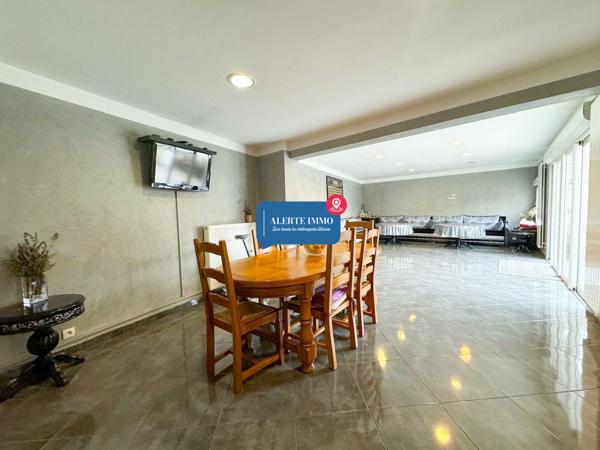 Large maison individuelle en retrait de rue de 282 m2 hab sur un terrain de 650 m2