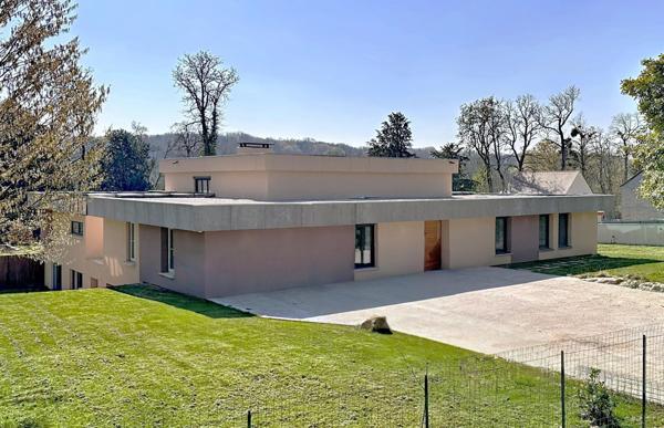 Propriété hors norme au style contemporain