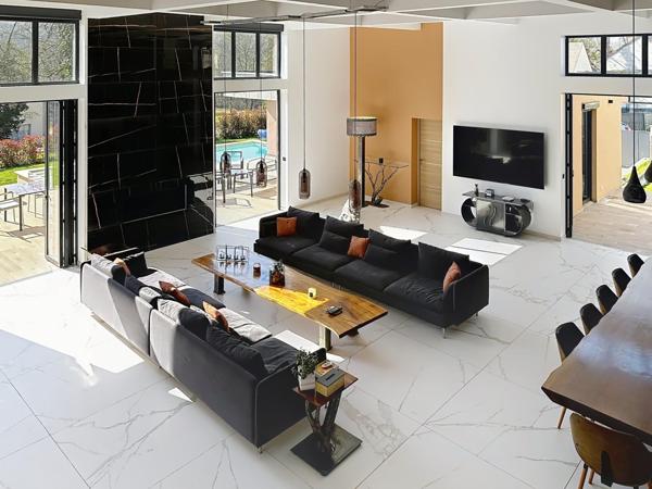 Propriété hors norme au style contemporain