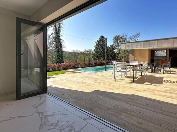 Propriété hors norme au style contemporain