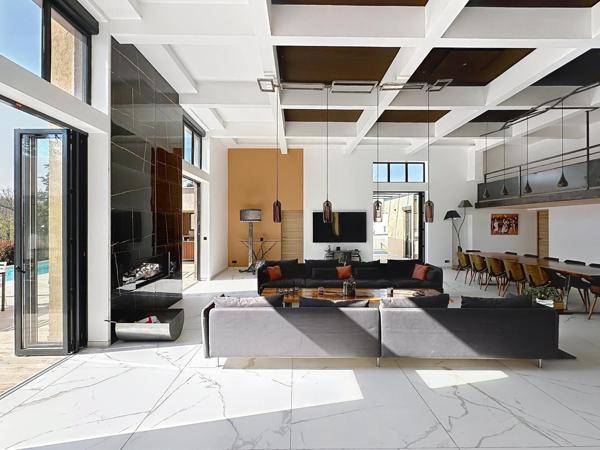 Propriété hors norme au style contemporain