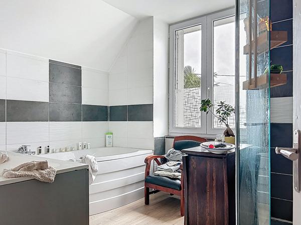 Maison Trégourez, 2 chambres possibilité de troisième, piscine chauffée, garage et atelier