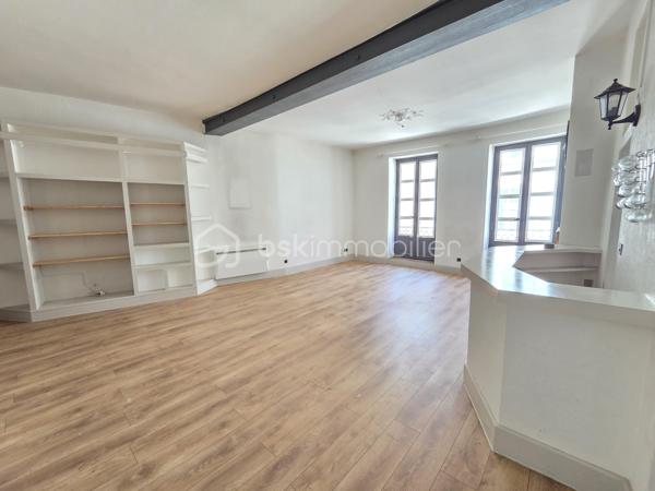 Magnifique appartement de type T3  de 95m² en hypercentre ville de Nevers

Situé dans une petite copropriété, au premier étage d'un immeuble sans ascenseur, dans un quartier très prisé de Nevers, en hyper centre ville, proche des écoles, commerces et commodités, nous vous présentons ce magnifique appartement de type T3 d'une surface Loi Carrez de
95m², proposant 3 pièces, comprenant salon, séjour,, cuisine indépendante, aménagée et équipée, salle de bain, wc 2 chambres, buanderie et une cave .
Cet appartement propose une grande entrée, dont le dégagement dessert toutes les pièces.
A gauche de l'entrée, cet appartement propose un salon et séjour de 40m², qui dispose d'un insert de cheminée pour de belles soirées au coin du feu, ainsi que de deux grandes portes fenêtres pour une belle luminosité.
Le salon séjour dessert un wc indépendant, une buanderie pour le côté pratique, ainsi qu'une cuisine indépendante, aménagée et équipée, qui correspond aussi avec l'entrée. 
A gauche de l'entrée, un dégagement de couloir dessert une salle de bain avec baignoire et douche, ainsi que 2 chambres de 9m² et 19m², cette dernière disposant d'un placard  penderie. 
Cet appartement propose également une grande cave en pierres apparentes .
Tous les sols de cet appartement sont en parquet (entrée, dégagement, wc , salon séjour, salle de bain et petite chambre),en linoléum (cuisine) ou en parquet chêne authentique (grande chambre), il dispose d'une isolation double vitrage bois, de volets bois standards, d'un chauffage de type électrique ou bois (insert),  ainsi que d"un ballon production d'eau chaude.

Photos supplémentaires disponibles sur BSK IMMOBILIER > Nos conseillers > Olivier FRESLON.
Pour tout renseignement complémentaire ou pour une visite, contactez moi au 07.62.78.13.13

Les plus de cet appartement : Le quartier en hyper centre ville proches de toutes les commodités, l'environnement très calme, la résidence sécurisée, son agencement intérieur avec son grand salon séjour, sa cuisine aménagée et équipée, sa cave.

Idéal pour un premier achat vous serez séduits par les atouts de ce bel appartement, c'est un vrai coup de coeur !!