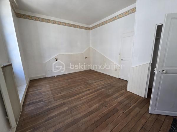 Magnifique appartement de type T3  de 95m² en hypercentre ville de Nevers

Situé dans une petite copropriété, au premier étage d'un immeuble sans ascenseur, dans un quartier très prisé de Nevers, en hyper centre ville, proche des écoles, commerces et commodités, nous vous présentons ce magnifique appartement de type T3 d'une surface Loi Carrez de
95m², proposant 3 pièces, comprenant salon, séjour,, cuisine indépendante, aménagée et équipée, salle de bain, wc 2 chambres, buanderie et une cave .
Cet appartement propose une grande entrée, dont le dégagement dessert toutes les pièces.
A gauche de l'entrée, cet appartement propose un salon et séjour de 40m², qui dispose d'un insert de cheminée pour de belles soirées au coin du feu, ainsi que de deux grandes portes fenêtres pour une belle luminosité.
Le salon séjour dessert un wc indépendant, une buanderie pour le côté pratique, ainsi qu'une cuisine indépendante, aménagée et équipée, qui correspond aussi avec l'entrée. 
A gauche de l'entrée, un dégagement de couloir dessert une salle de bain avec baignoire et douche, ainsi que 2 chambres de 9m² et 19m², cette dernière disposant d'un placard  penderie. 
Cet appartement propose également une grande cave en pierres apparentes .
Tous les sols de cet appartement sont en parquet (entrée, dégagement, wc , salon séjour, salle de bain et petite chambre),en linoléum (cuisine) ou en parquet chêne authentique (grande chambre), il dispose d'une isolation double vitrage bois, de volets bois standards, d'un chauffage de type électrique ou bois (insert),  ainsi que d"un ballon production d'eau chaude.

Photos supplémentaires disponibles sur BSK IMMOBILIER > Nos conseillers > Olivier FRESLON.
Pour tout renseignement complémentaire ou pour une visite, contactez moi au 07.62.78.13.13

Les plus de cet appartement : Le quartier en hyper centre ville proches de toutes les commodités, l'environnement très calme, la résidence sécurisée, son agencement intérieur avec son grand salon séjour, sa cuisine aménagée et équipée, sa cave.

Idéal pour un premier achat vous serez séduits par les atouts de ce bel appartement, c'est un vrai coup de coeur !!