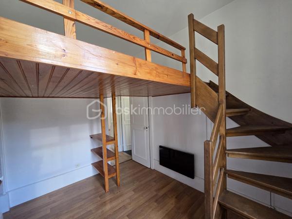 Magnifique appartement de type T3  de 95m² en hypercentre ville de Nevers

Situé dans une petite copropriété, au premier étage d'un immeuble sans ascenseur, dans un quartier très prisé de Nevers, en hyper centre ville, proche des écoles, commerces et commodités, nous vous présentons ce magnifique appartement de type T3 d'une surface Loi Carrez de
95m², proposant 3 pièces, comprenant salon, séjour,, cuisine indépendante, aménagée et équipée, salle de bain, wc 2 chambres, buanderie et une cave .
Cet appartement propose une grande entrée, dont le dégagement dessert toutes les pièces.
A gauche de l'entrée, cet appartement propose un salon et séjour de 40m², qui dispose d'un insert de cheminée pour de belles soirées au coin du feu, ainsi que de deux grandes portes fenêtres pour une belle luminosité.
Le salon séjour dessert un wc indépendant, une buanderie pour le côté pratique, ainsi qu'une cuisine indépendante, aménagée et équipée, qui correspond aussi avec l'entrée. 
A gauche de l'entrée, un dégagement de couloir dessert une salle de bain avec baignoire et douche, ainsi que 2 chambres de 9m² et 19m², cette dernière disposant d'un placard  penderie. 
Cet appartement propose également une grande cave en pierres apparentes .
Tous les sols de cet appartement sont en parquet (entrée, dégagement, wc , salon séjour, salle de bain et petite chambre),en linoléum (cuisine) ou en parquet chêne authentique (grande chambre), il dispose d'une isolation double vitrage bois, de volets bois standards, d'un chauffage de type électrique ou bois (insert),  ainsi que d"un ballon production d'eau chaude.

Photos supplémentaires disponibles sur BSK IMMOBILIER > Nos conseillers > Olivier FRESLON.
Pour tout renseignement complémentaire ou pour une visite, contactez moi au 07.62.78.13.13

Les plus de cet appartement : Le quartier en hyper centre ville proches de toutes les commodités, l'environnement très calme, la résidence sécurisée, son agencement intérieur avec son grand salon séjour, sa cuisine aménagée et équipée, sa cave.

Idéal pour un premier achat vous serez séduits par les atouts de ce bel appartement, c'est un vrai coup de coeur !!