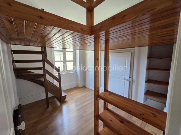 Magnifique appartement de type T3  de 95m² en hypercentre ville de Nevers

Situé dans une petite copropriété, au premier étage d'un immeuble sans ascenseur, dans un quartier très prisé de Nevers, en hyper centre ville, proche des écoles, commerces et commodités, nous vous présentons ce magnifique appartement de type T3 d'une surface Loi Carrez de
95m², proposant 3 pièces, comprenant salon, séjour,, cuisine indépendante, aménagée et équipée, salle de bain, wc 2 chambres, buanderie et une cave .
Cet appartement propose une grande entrée, dont le dégagement dessert toutes les pièces.
A gauche de l'entrée, cet appartement propose un salon et séjour de 40m², qui dispose d'un insert de cheminée pour de belles soirées au coin du feu, ainsi que de deux grandes portes fenêtres pour une belle luminosité.
Le salon séjour dessert un wc indépendant, une buanderie pour le côté pratique, ainsi qu'une cuisine indépendante, aménagée et équipée, qui correspond aussi avec l'entrée. 
A gauche de l'entrée, un dégagement de couloir dessert une salle de bain avec baignoire et douche, ainsi que 2 chambres de 9m² et 19m², cette dernière disposant d'un placard  penderie. 
Cet appartement propose également une grande cave en pierres apparentes .
Tous les sols de cet appartement sont en parquet (entrée, dégagement, wc , salon séjour, salle de bain et petite chambre),en linoléum (cuisine) ou en parquet chêne authentique (grande chambre), il dispose d'une isolation double vitrage bois, de volets bois standards, d'un chauffage de type électrique ou bois (insert),  ainsi que d"un ballon production d'eau chaude.

Photos supplémentaires disponibles sur BSK IMMOBILIER > Nos conseillers > Olivier FRESLON.
Pour tout renseignement complémentaire ou pour une visite, contactez moi au 07.62.78.13.13

Les plus de cet appartement : Le quartier en hyper centre ville proches de toutes les commodités, l'environnement très calme, la résidence sécurisée, son agencement intérieur avec son grand salon séjour, sa cuisine aménagée et équipée, sa cave.

Idéal pour un premier achat vous serez séduits par les atouts de ce bel appartement, c'est un vrai coup de coeur !!