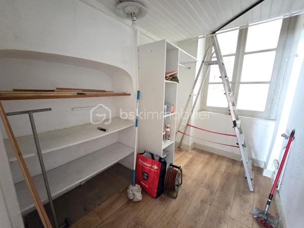 Magnifique appartement de type T3  de 95m² en hypercentre ville de Nevers

Situé dans une petite copropriété, au premier étage d'un immeuble sans ascenseur, dans un quartier très prisé de Nevers, en hyper centre ville, proche des écoles, commerces et commodités, nous vous présentons ce magnifique appartement de type T3 d'une surface Loi Carrez de
95m², proposant 3 pièces, comprenant salon, séjour,, cuisine indépendante, aménagée et équipée, salle de bain, wc 2 chambres, buanderie et une cave .
Cet appartement propose une grande entrée, dont le dégagement dessert toutes les pièces.
A gauche de l'entrée, cet appartement propose un salon et séjour de 40m², qui dispose d'un insert de cheminée pour de belles soirées au coin du feu, ainsi que de deux grandes portes fenêtres pour une belle luminosité.
Le salon séjour dessert un wc indépendant, une buanderie pour le côté pratique, ainsi qu'une cuisine indépendante, aménagée et équipée, qui correspond aussi avec l'entrée. 
A gauche de l'entrée, un dégagement de couloir dessert une salle de bain avec baignoire et douche, ainsi que 2 chambres de 9m² et 19m², cette dernière disposant d'un placard  penderie. 
Cet appartement propose également une grande cave en pierres apparentes .
Tous les sols de cet appartement sont en parquet (entrée, dégagement, wc , salon séjour, salle de bain et petite chambre),en linoléum (cuisine) ou en parquet chêne authentique (grande chambre), il dispose d'une isolation double vitrage bois, de volets bois standards, d'un chauffage de type électrique ou bois (insert),  ainsi que d"un ballon production d'eau chaude.

Photos supplémentaires disponibles sur BSK IMMOBILIER > Nos conseillers > Olivier FRESLON.
Pour tout renseignement complémentaire ou pour une visite, contactez moi au 07.62.78.13.13

Les plus de cet appartement : Le quartier en hyper centre ville proches de toutes les commodités, l'environnement très calme, la résidence sécurisée, son agencement intérieur avec son grand salon séjour, sa cuisine aménagée et équipée, sa cave.

Idéal pour un premier achat vous serez séduits par les atouts de ce bel appartement, c'est un vrai coup de coeur !!