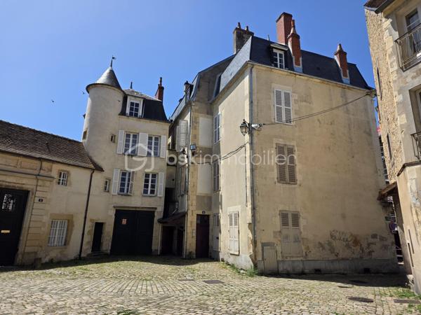 Magnifique appartement de type T3  de 95m² en hypercentre ville de Nevers

Situé dans une petite copropriété, au premier étage d'un immeuble sans ascenseur, dans un quartier très prisé de Nevers, en hyper centre ville, proche des écoles, commerces et commodités, nous vous présentons ce magnifique appartement de type T3 d'une surface Loi Carrez de
95m², proposant 3 pièces, comprenant salon, séjour,, cuisine indépendante, aménagée et équipée, salle de bain, wc 2 chambres, buanderie et une cave .
Cet appartement propose une grande entrée, dont le dégagement dessert toutes les pièces.
A gauche de l'entrée, cet appartement propose un salon et séjour de 40m², qui dispose d'un insert de cheminée pour de belles soirées au coin du feu, ainsi que de deux grandes portes fenêtres pour une belle luminosité.
Le salon séjour dessert un wc indépendant, une buanderie pour le côté pratique, ainsi qu'une cuisine indépendante, aménagée et équipée, qui correspond aussi avec l'entrée. 
A gauche de l'entrée, un dégagement de couloir dessert une salle de bain avec baignoire et douche, ainsi que 2 chambres de 9m² et 19m², cette dernière disposant d'un placard  penderie. 
Cet appartement propose également une grande cave en pierres apparentes .
Tous les sols de cet appartement sont en parquet (entrée, dégagement, wc , salon séjour, salle de bain et petite chambre),en linoléum (cuisine) ou en parquet chêne authentique (grande chambre), il dispose d'une isolation double vitrage bois, de volets bois standards, d'un chauffage de type électrique ou bois (insert),  ainsi que d"un ballon production d'eau chaude.

Photos supplémentaires disponibles sur BSK IMMOBILIER > Nos conseillers > Olivier FRESLON.
Pour tout renseignement complémentaire ou pour une visite, contactez moi au 07.62.78.13.13

Les plus de cet appartement : Le quartier en hyper centre ville proches de toutes les commodités, l'environnement très calme, la résidence sécurisée, son agencement intérieur avec son grand salon séjour, sa cuisine aménagée et équipée, sa cave.

Idéal pour un premier achat vous serez séduits par les atouts de ce bel appartement, c'est un vrai coup de coeur !!
