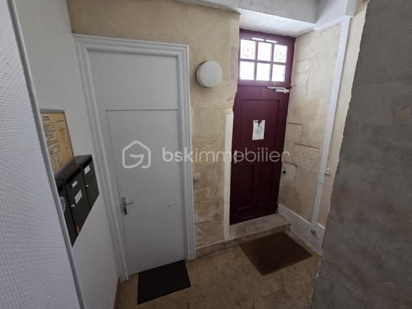 Magnifique appartement de type T3  de 95m² en hypercentre ville de Nevers

Situé dans une petite copropriété, au premier étage d'un immeuble sans ascenseur, dans un quartier très prisé de Nevers, en hyper centre ville, proche des écoles, commerces et commodités, nous vous présentons ce magnifique appartement de type T3 d'une surface Loi Carrez de
95m², proposant 3 pièces, comprenant salon, séjour,, cuisine indépendante, aménagée et équipée, salle de bain, wc 2 chambres, buanderie et une cave .
Cet appartement propose une grande entrée, dont le dégagement dessert toutes les pièces.
A gauche de l'entrée, cet appartement propose un salon et séjour de 40m², qui dispose d'un insert de cheminée pour de belles soirées au coin du feu, ainsi que de deux grandes portes fenêtres pour une belle luminosité.
Le salon séjour dessert un wc indépendant, une buanderie pour le côté pratique, ainsi qu'une cuisine indépendante, aménagée et équipée, qui correspond aussi avec l'entrée. 
A gauche de l'entrée, un dégagement de couloir dessert une salle de bain avec baignoire et douche, ainsi que 2 chambres de 9m² et 19m², cette dernière disposant d'un placard  penderie. 
Cet appartement propose également une grande cave en pierres apparentes .
Tous les sols de cet appartement sont en parquet (entrée, dégagement, wc , salon séjour, salle de bain et petite chambre),en linoléum (cuisine) ou en parquet chêne authentique (grande chambre), il dispose d'une isolation double vitrage bois, de volets bois standards, d'un chauffage de type électrique ou bois (insert),  ainsi que d"un ballon production d'eau chaude.

Photos supplémentaires disponibles sur BSK IMMOBILIER > Nos conseillers > Olivier FRESLON.
Pour tout renseignement complémentaire ou pour une visite, contactez moi au 07.62.78.13.13

Les plus de cet appartement : Le quartier en hyper centre ville proches de toutes les commodités, l'environnement très calme, la résidence sécurisée, son agencement intérieur avec son grand salon séjour, sa cuisine aménagée et équipée, sa cave.

Idéal pour un premier achat vous serez séduits par les atouts de ce bel appartement, c'est un vrai coup de coeur !!