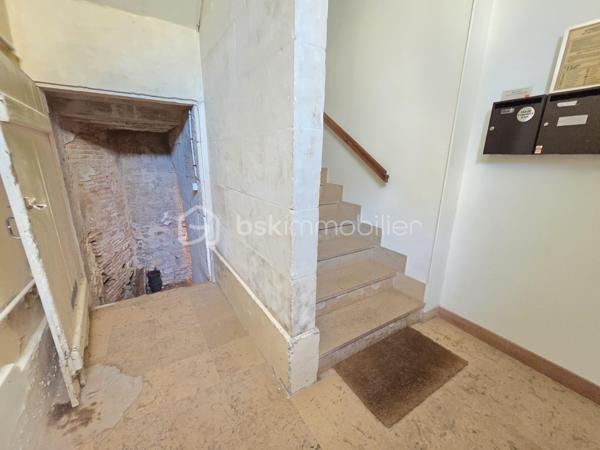 Magnifique appartement de type T3  de 95m² en hypercentre ville de Nevers

Situé dans une petite copropriété, au premier étage d'un immeuble sans ascenseur, dans un quartier très prisé de Nevers, en hyper centre ville, proche des écoles, commerces et commodités, nous vous présentons ce magnifique appartement de type T3 d'une surface Loi Carrez de
95m², proposant 3 pièces, comprenant salon, séjour,, cuisine indépendante, aménagée et équipée, salle de bain, wc 2 chambres, buanderie et une cave .
Cet appartement propose une grande entrée, dont le dégagement dessert toutes les pièces.
A gauche de l'entrée, cet appartement propose un salon et séjour de 40m², qui dispose d'un insert de cheminée pour de belles soirées au coin du feu, ainsi que de deux grandes portes fenêtres pour une belle luminosité.
Le salon séjour dessert un wc indépendant, une buanderie pour le côté pratique, ainsi qu'une cuisine indépendante, aménagée et équipée, qui correspond aussi avec l'entrée. 
A gauche de l'entrée, un dégagement de couloir dessert une salle de bain avec baignoire et douche, ainsi que 2 chambres de 9m² et 19m², cette dernière disposant d'un placard  penderie. 
Cet appartement propose également une grande cave en pierres apparentes .
Tous les sols de cet appartement sont en parquet (entrée, dégagement, wc , salon séjour, salle de bain et petite chambre),en linoléum (cuisine) ou en parquet chêne authentique (grande chambre), il dispose d'une isolation double vitrage bois, de volets bois standards, d'un chauffage de type électrique ou bois (insert),  ainsi que d"un ballon production d'eau chaude.

Photos supplémentaires disponibles sur BSK IMMOBILIER > Nos conseillers > Olivier FRESLON.
Pour tout renseignement complémentaire ou pour une visite, contactez moi au 07.62.78.13.13

Les plus de cet appartement : Le quartier en hyper centre ville proches de toutes les commodités, l'environnement très calme, la résidence sécurisée, son agencement intérieur avec son grand salon séjour, sa cuisine aménagée et équipée, sa cave.

Idéal pour un premier achat vous serez séduits par les atouts de ce bel appartement, c'est un vrai coup de coeur !!