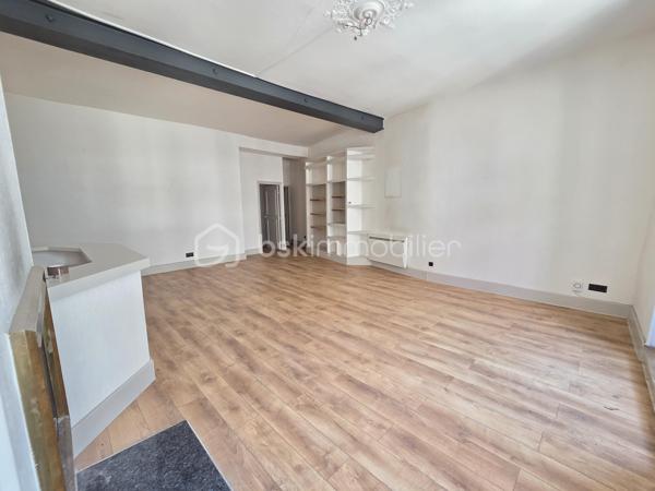 Magnifique appartement de type T3  de 95m² en hypercentre ville de Nevers

Situé dans une petite copropriété, au premier étage d'un immeuble sans ascenseur, dans un quartier très prisé de Nevers, en hyper centre ville, proche des écoles, commerces et commodités, nous vous présentons ce magnifique appartement de type T3 d'une surface Loi Carrez de
95m², proposant 3 pièces, comprenant salon, séjour,, cuisine indépendante, aménagée et équipée, salle de bain, wc 2 chambres, buanderie et une cave .
Cet appartement propose une grande entrée, dont le dégagement dessert toutes les pièces.
A gauche de l'entrée, cet appartement propose un salon et séjour de 40m², qui dispose d'un insert de cheminée pour de belles soirées au coin du feu, ainsi que de deux grandes portes fenêtres pour une belle luminosité.
Le salon séjour dessert un wc indépendant, une buanderie pour le côté pratique, ainsi qu'une cuisine indépendante, aménagée et équipée, qui correspond aussi avec l'entrée. 
A gauche de l'entrée, un dégagement de couloir dessert une salle de bain avec baignoire et douche, ainsi que 2 chambres de 9m² et 19m², cette dernière disposant d'un placard  penderie. 
Cet appartement propose également une grande cave en pierres apparentes .
Tous les sols de cet appartement sont en parquet (entrée, dégagement, wc , salon séjour, salle de bain et petite chambre),en linoléum (cuisine) ou en parquet chêne authentique (grande chambre), il dispose d'une isolation double vitrage bois, de volets bois standards, d'un chauffage de type électrique ou bois (insert),  ainsi que d"un ballon production d'eau chaude.

Photos supplémentaires disponibles sur BSK IMMOBILIER > Nos conseillers > Olivier FRESLON.
Pour tout renseignement complémentaire ou pour une visite, contactez moi au 07.62.78.13.13

Les plus de cet appartement : Le quartier en hyper centre ville proches de toutes les commodités, l'environnement très calme, la résidence sécurisée, son agencement intérieur avec son grand salon séjour, sa cuisine aménagée et équipée, sa cave.

Idéal pour un premier achat vous serez séduits par les atouts de ce bel appartement, c'est un vrai coup de coeur !!