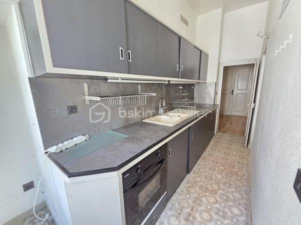 Magnifique appartement de type T3  de 95m² en hypercentre ville de Nevers

Situé dans une petite copropriété, au premier étage d'un immeuble sans ascenseur, dans un quartier très prisé de Nevers, en hyper centre ville, proche des écoles, commerces et commodités, nous vous présentons ce magnifique appartement de type T3 d'une surface Loi Carrez de
95m², proposant 3 pièces, comprenant salon, séjour,, cuisine indépendante, aménagée et équipée, salle de bain, wc 2 chambres, buanderie et une cave .
Cet appartement propose une grande entrée, dont le dégagement dessert toutes les pièces.
A gauche de l'entrée, cet appartement propose un salon et séjour de 40m², qui dispose d'un insert de cheminée pour de belles soirées au coin du feu, ainsi que de deux grandes portes fenêtres pour une belle luminosité.
Le salon séjour dessert un wc indépendant, une buanderie pour le côté pratique, ainsi qu'une cuisine indépendante, aménagée et équipée, qui correspond aussi avec l'entrée. 
A gauche de l'entrée, un dégagement de couloir dessert une salle de bain avec baignoire et douche, ainsi que 2 chambres de 9m² et 19m², cette dernière disposant d'un placard  penderie. 
Cet appartement propose également une grande cave en pierres apparentes .
Tous les sols de cet appartement sont en parquet (entrée, dégagement, wc , salon séjour, salle de bain et petite chambre),en linoléum (cuisine) ou en parquet chêne authentique (grande chambre), il dispose d'une isolation double vitrage bois, de volets bois standards, d'un chauffage de type électrique ou bois (insert),  ainsi que d"un ballon production d'eau chaude.

Photos supplémentaires disponibles sur BSK IMMOBILIER > Nos conseillers > Olivier FRESLON.
Pour tout renseignement complémentaire ou pour une visite, contactez moi au 07.62.78.13.13

Les plus de cet appartement : Le quartier en hyper centre ville proches de toutes les commodités, l'environnement très calme, la résidence sécurisée, son agencement intérieur avec son grand salon séjour, sa cuisine aménagée et équipée, sa cave.

Idéal pour un premier achat vous serez séduits par les atouts de ce bel appartement, c'est un vrai coup de coeur !!