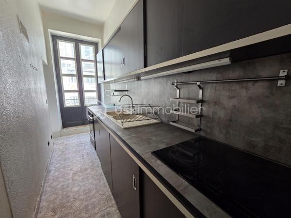 Magnifique appartement de type T3  de 95m² en hypercentre ville de Nevers

Situé dans une petite copropriété, au premier étage d'un immeuble sans ascenseur, dans un quartier très prisé de Nevers, en hyper centre ville, proche des écoles, commerces et commodités, nous vous présentons ce magnifique appartement de type T3 d'une surface Loi Carrez de
95m², proposant 3 pièces, comprenant salon, séjour,, cuisine indépendante, aménagée et équipée, salle de bain, wc 2 chambres, buanderie et une cave .
Cet appartement propose une grande entrée, dont le dégagement dessert toutes les pièces.
A gauche de l'entrée, cet appartement propose un salon et séjour de 40m², qui dispose d'un insert de cheminée pour de belles soirées au coin du feu, ainsi que de deux grandes portes fenêtres pour une belle luminosité.
Le salon séjour dessert un wc indépendant, une buanderie pour le côté pratique, ainsi qu'une cuisine indépendante, aménagée et équipée, qui correspond aussi avec l'entrée. 
A gauche de l'entrée, un dégagement de couloir dessert une salle de bain avec baignoire et douche, ainsi que 2 chambres de 9m² et 19m², cette dernière disposant d'un placard  penderie. 
Cet appartement propose également une grande cave en pierres apparentes .
Tous les sols de cet appartement sont en parquet (entrée, dégagement, wc , salon séjour, salle de bain et petite chambre),en linoléum (cuisine) ou en parquet chêne authentique (grande chambre), il dispose d'une isolation double vitrage bois, de volets bois standards, d'un chauffage de type électrique ou bois (insert),  ainsi que d"un ballon production d'eau chaude.

Photos supplémentaires disponibles sur BSK IMMOBILIER > Nos conseillers > Olivier FRESLON.
Pour tout renseignement complémentaire ou pour une visite, contactez moi au 07.62.78.13.13

Les plus de cet appartement : Le quartier en hyper centre ville proches de toutes les commodités, l'environnement très calme, la résidence sécurisée, son agencement intérieur avec son grand salon séjour, sa cuisine aménagée et équipée, sa cave.

Idéal pour un premier achat vous serez séduits par les atouts de ce bel appartement, c'est un vrai coup de coeur !!