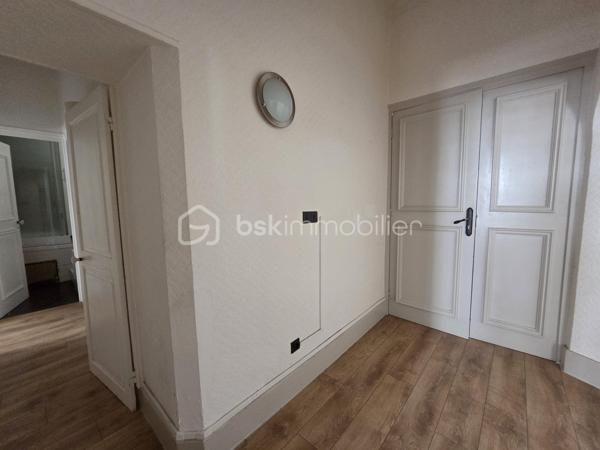 Magnifique appartement de type T3  de 95m² en hypercentre ville de Nevers

Situé dans une petite copropriété, au premier étage d'un immeuble sans ascenseur, dans un quartier très prisé de Nevers, en hyper centre ville, proche des écoles, commerces et commodités, nous vous présentons ce magnifique appartement de type T3 d'une surface Loi Carrez de
95m², proposant 3 pièces, comprenant salon, séjour,, cuisine indépendante, aménagée et équipée, salle de bain, wc 2 chambres, buanderie et une cave .
Cet appartement propose une grande entrée, dont le dégagement dessert toutes les pièces.
A gauche de l'entrée, cet appartement propose un salon et séjour de 40m², qui dispose d'un insert de cheminée pour de belles soirées au coin du feu, ainsi que de deux grandes portes fenêtres pour une belle luminosité.
Le salon séjour dessert un wc indépendant, une buanderie pour le côté pratique, ainsi qu'une cuisine indépendante, aménagée et équipée, qui correspond aussi avec l'entrée. 
A gauche de l'entrée, un dégagement de couloir dessert une salle de bain avec baignoire et douche, ainsi que 2 chambres de 9m² et 19m², cette dernière disposant d'un placard  penderie. 
Cet appartement propose également une grande cave en pierres apparentes .
Tous les sols de cet appartement sont en parquet (entrée, dégagement, wc , salon séjour, salle de bain et petite chambre),en linoléum (cuisine) ou en parquet chêne authentique (grande chambre), il dispose d'une isolation double vitrage bois, de volets bois standards, d'un chauffage de type électrique ou bois (insert),  ainsi que d"un ballon production d'eau chaude.

Photos supplémentaires disponibles sur BSK IMMOBILIER > Nos conseillers > Olivier FRESLON.
Pour tout renseignement complémentaire ou pour une visite, contactez moi au 07.62.78.13.13

Les plus de cet appartement : Le quartier en hyper centre ville proches de toutes les commodités, l'environnement très calme, la résidence sécurisée, son agencement intérieur avec son grand salon séjour, sa cuisine aménagée et équipée, sa cave.

Idéal pour un premier achat vous serez séduits par les atouts de ce bel appartement, c'est un vrai coup de coeur !!