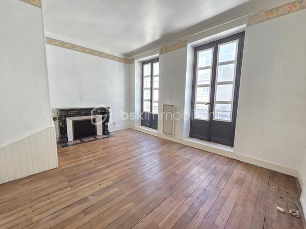 Magnifique appartement de type T3  de 95m² en hypercentre ville de Nevers

Situé dans une petite copropriété, au premier étage d'un immeuble sans ascenseur, dans un quartier très prisé de Nevers, en hyper centre ville, proche des écoles, commerces et commodités, nous vous présentons ce magnifique appartement de type T3 d'une surface Loi Carrez de
95m², proposant 3 pièces, comprenant salon, séjour,, cuisine indépendante, aménagée et équipée, salle de bain, wc 2 chambres, buanderie et une cave .
Cet appartement propose une grande entrée, dont le dégagement dessert toutes les pièces.
A gauche de l'entrée, cet appartement propose un salon et séjour de 40m², qui dispose d'un insert de cheminée pour de belles soirées au coin du feu, ainsi que de deux grandes portes fenêtres pour une belle luminosité.
Le salon séjour dessert un wc indépendant, une buanderie pour le côté pratique, ainsi qu'une cuisine indépendante, aménagée et équipée, qui correspond aussi avec l'entrée. 
A gauche de l'entrée, un dégagement de couloir dessert une salle de bain avec baignoire et douche, ainsi que 2 chambres de 9m² et 19m², cette dernière disposant d'un placard  penderie. 
Cet appartement propose également une grande cave en pierres apparentes .
Tous les sols de cet appartement sont en parquet (entrée, dégagement, wc , salon séjour, salle de bain et petite chambre),en linoléum (cuisine) ou en parquet chêne authentique (grande chambre), il dispose d'une isolation double vitrage bois, de volets bois standards, d'un chauffage de type électrique ou bois (insert),  ainsi que d"un ballon production d'eau chaude.

Photos supplémentaires disponibles sur BSK IMMOBILIER > Nos conseillers > Olivier FRESLON.
Pour tout renseignement complémentaire ou pour une visite, contactez moi au 07.62.78.13.13

Les plus de cet appartement : Le quartier en hyper centre ville proches de toutes les commodités, l'environnement très calme, la résidence sécurisée, son agencement intérieur avec son grand salon séjour, sa cuisine aménagée et équipée, sa cave.

Idéal pour un premier achat vous serez séduits par les atouts de ce bel appartement, c'est un vrai coup de coeur !!