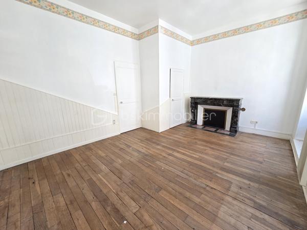 Magnifique appartement de type T3  de 95m² en hypercentre ville de Nevers

Situé dans une petite copropriété, au premier étage d'un immeuble sans ascenseur, dans un quartier très prisé de Nevers, en hyper centre ville, proche des écoles, commerces et commodités, nous vous présentons ce magnifique appartement de type T3 d'une surface Loi Carrez de
95m², proposant 3 pièces, comprenant salon, séjour,, cuisine indépendante, aménagée et équipée, salle de bain, wc 2 chambres, buanderie et une cave .
Cet appartement propose une grande entrée, dont le dégagement dessert toutes les pièces.
A gauche de l'entrée, cet appartement propose un salon et séjour de 40m², qui dispose d'un insert de cheminée pour de belles soirées au coin du feu, ainsi que de deux grandes portes fenêtres pour une belle luminosité.
Le salon séjour dessert un wc indépendant, une buanderie pour le côté pratique, ainsi qu'une cuisine indépendante, aménagée et équipée, qui correspond aussi avec l'entrée. 
A gauche de l'entrée, un dégagement de couloir dessert une salle de bain avec baignoire et douche, ainsi que 2 chambres de 9m² et 19m², cette dernière disposant d'un placard  penderie. 
Cet appartement propose également une grande cave en pierres apparentes .
Tous les sols de cet appartement sont en parquet (entrée, dégagement, wc , salon séjour, salle de bain et petite chambre),en linoléum (cuisine) ou en parquet chêne authentique (grande chambre), il dispose d'une isolation double vitrage bois, de volets bois standards, d'un chauffage de type électrique ou bois (insert),  ainsi que d"un ballon production d'eau chaude.

Photos supplémentaires disponibles sur BSK IMMOBILIER > Nos conseillers > Olivier FRESLON.
Pour tout renseignement complémentaire ou pour une visite, contactez moi au 07.62.78.13.13

Les plus de cet appartement : Le quartier en hyper centre ville proches de toutes les commodités, l'environnement très calme, la résidence sécurisée, son agencement intérieur avec son grand salon séjour, sa cuisine aménagée et équipée, sa cave.

Idéal pour un premier achat vous serez séduits par les atouts de ce bel appartement, c'est un vrai coup de coeur !!