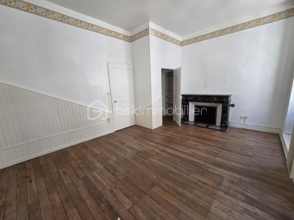 Magnifique appartement de type T3  de 95m² en hypercentre ville de Nevers

Situé dans une petite copropriété, au premier étage d'un immeuble sans ascenseur, dans un quartier très prisé de Nevers, en hyper centre ville, proche des écoles, commerces et commodités, nous vous présentons ce magnifique appartement de type T3 d'une surface Loi Carrez de
95m², proposant 3 pièces, comprenant salon, séjour,, cuisine indépendante, aménagée et équipée, salle de bain, wc 2 chambres, buanderie et une cave .
Cet appartement propose une grande entrée, dont le dégagement dessert toutes les pièces.
A gauche de l'entrée, cet appartement propose un salon et séjour de 40m², qui dispose d'un insert de cheminée pour de belles soirées au coin du feu, ainsi que de deux grandes portes fenêtres pour une belle luminosité.
Le salon séjour dessert un wc indépendant, une buanderie pour le côté pratique, ainsi qu'une cuisine indépendante, aménagée et équipée, qui correspond aussi avec l'entrée. 
A gauche de l'entrée, un dégagement de couloir dessert une salle de bain avec baignoire et douche, ainsi que 2 chambres de 9m² et 19m², cette dernière disposant d'un placard  penderie. 
Cet appartement propose également une grande cave en pierres apparentes .
Tous les sols de cet appartement sont en parquet (entrée, dégagement, wc , salon séjour, salle de bain et petite chambre),en linoléum (cuisine) ou en parquet chêne authentique (grande chambre), il dispose d'une isolation double vitrage bois, de volets bois standards, d'un chauffage de type électrique ou bois (insert),  ainsi que d"un ballon production d'eau chaude.

Photos supplémentaires disponibles sur BSK IMMOBILIER > Nos conseillers > Olivier FRESLON.
Pour tout renseignement complémentaire ou pour une visite, contactez moi au 07.62.78.13.13

Les plus de cet appartement : Le quartier en hyper centre ville proches de toutes les commodités, l'environnement très calme, la résidence sécurisée, son agencement intérieur avec son grand salon séjour, sa cuisine aménagée et équipée, sa cave.

Idéal pour un premier achat vous serez séduits par les atouts de ce bel appartement, c'est un vrai coup de coeur !!