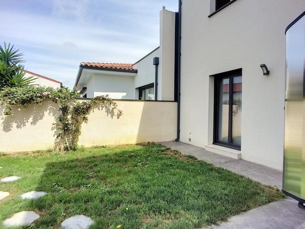 Vente                                                      Villa
                        
                     12 pièces                      273 m2                     à Villeneuve-de-la-Raho