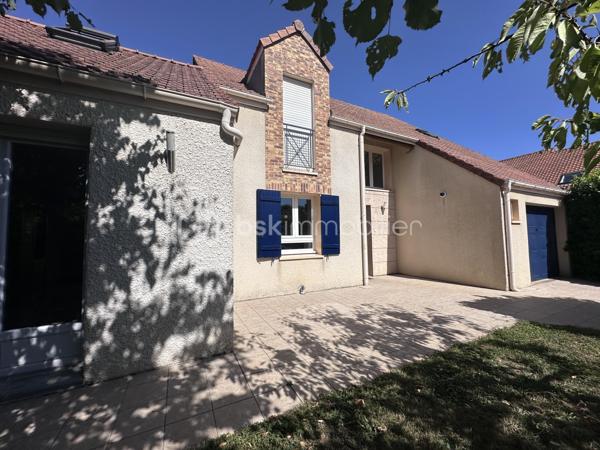 Dans le bourg de Savigny le temple, à 2 pas de Cesson cette maison familiale n’attend qu’une nouvelle famille pour reprendre vie.
Le calme sera la première chose que vous remarquerez en découvrant cette maison.
Elle s’ouvre sur une entrée cathédrale qui vous amène sur une cuisine, qui peut s’ouvrir sur le salon si vous le souhaitez, puis une pièce à vivre modulable en 2 ou 3 temps autour de sa cheminée, pour un total de 66m2 et ses 2 terrasses. 
Ce niveau est complété par une pièce en mezzanine pouvant être un bureau ou une chambre, mais aussi un garage, une salle d’eau et un toilette 
A l’étage, 3 grandes chambres dont une suite parentale et sa salle d eau qui raviront tous les membres de la famille et une salle de bain

Cette maison a été construite sur un terrain à taille humaine (430m2), sans aucun vis à vis, à 2 pas des écoles et des commerces , et à 8 mn à pied de la gare de Cesson
