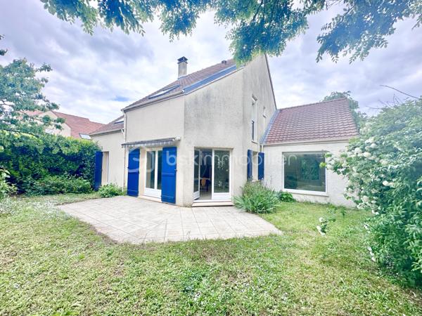 Dans le bourg de Savigny le temple, à 2 pas de Cesson cette maison familiale n’attend qu’une nouvelle famille pour reprendre vie.
Le calme sera la première chose que vous remarquerez en découvrant cette maison.
Elle s’ouvre sur une entrée cathédrale qui vous amène sur une cuisine, qui peut s’ouvrir sur le salon si vous le souhaitez, puis une pièce à vivre modulable en 2 ou 3 temps autour de sa cheminée, pour un total de 66m2 et ses 2 terrasses. 
Ce niveau est complété par une pièce en mezzanine pouvant être un bureau ou une chambre, mais aussi un garage, une salle d’eau et un toilette 
A l’étage, 3 grandes chambres dont une suite parentale et sa salle d eau qui raviront tous les membres de la famille et une salle de bain

Cette maison a été construite sur un terrain à taille humaine (430m2), sans aucun vis à vis, à 2 pas des écoles et des commerces , et à 8 mn à pied de la gare de Cesson