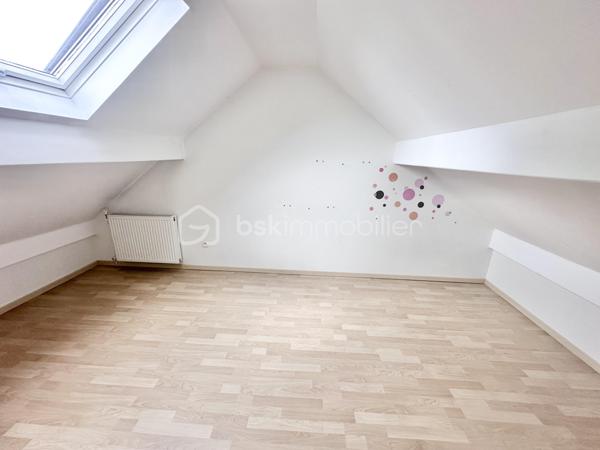Dans le bourg de Savigny le temple, à 2 pas de Cesson cette maison familiale n’attend qu’une nouvelle famille pour reprendre vie.
Le calme sera la première chose que vous remarquerez en découvrant cette maison.
Elle s’ouvre sur une entrée cathédrale qui vous amène sur une cuisine, qui peut s’ouvrir sur le salon si vous le souhaitez, puis une pièce à vivre modulable en 2 ou 3 temps autour de sa cheminée, pour un total de 66m2 et ses 2 terrasses. 
Ce niveau est complété par une pièce en mezzanine pouvant être un bureau ou une chambre, mais aussi un garage, une salle d’eau et un toilette 
A l’étage, 3 grandes chambres dont une suite parentale et sa salle d eau qui raviront tous les membres de la famille et une salle de bain

Cette maison a été construite sur un terrain à taille humaine (430m2), sans aucun vis à vis, à 2 pas des écoles et des commerces , et à 8 mn à pied de la gare de Cesson