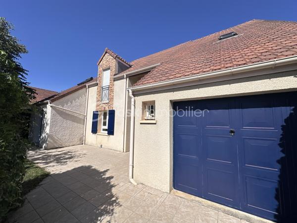Dans le bourg de Savigny le temple, à 2 pas de Cesson cette maison familiale n’attend qu’une nouvelle famille pour reprendre vie.
Le calme sera la première chose que vous remarquerez en découvrant cette maison.
Elle s’ouvre sur une entrée cathédrale qui vous amène sur une cuisine, qui peut s’ouvrir sur le salon si vous le souhaitez, puis une pièce à vivre modulable en 2 ou 3 temps autour de sa cheminée, pour un total de 66m2 et ses 2 terrasses. 
Ce niveau est complété par une pièce en mezzanine pouvant être un bureau ou une chambre, mais aussi un garage, une salle d’eau et un toilette 
A l’étage, 3 grandes chambres dont une suite parentale et sa salle d eau qui raviront tous les membres de la famille et une salle de bain

Cette maison a été construite sur un terrain à taille humaine (430m2), sans aucun vis à vis, à 2 pas des écoles et des commerces , et à 8 mn à pied de la gare de Cesson