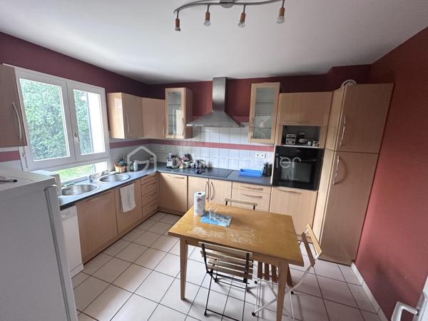 Dans le bourg de Savigny le temple, à 2 pas de Cesson cette maison familiale n’attend qu’une nouvelle famille pour reprendre vie.
Le calme sera la première chose que vous remarquerez en découvrant cette maison.
Elle s’ouvre sur une entrée cathédrale qui vous amène sur une cuisine, qui peut s’ouvrir sur le salon si vous le souhaitez, puis une pièce à vivre modulable en 2 ou 3 temps autour de sa cheminée, pour un total de 66m2 et ses 2 terrasses. 
Ce niveau est complété par une pièce en mezzanine pouvant être un bureau ou une chambre, mais aussi un garage, une salle d’eau et un toilette 
A l’étage, 3 grandes chambres dont une suite parentale et sa salle d eau qui raviront tous les membres de la famille et une salle de bain

Cette maison a été construite sur un terrain à taille humaine (430m2), sans aucun vis à vis, à 2 pas des écoles et des commerces , et à 8 mn à pied de la gare de Cesson