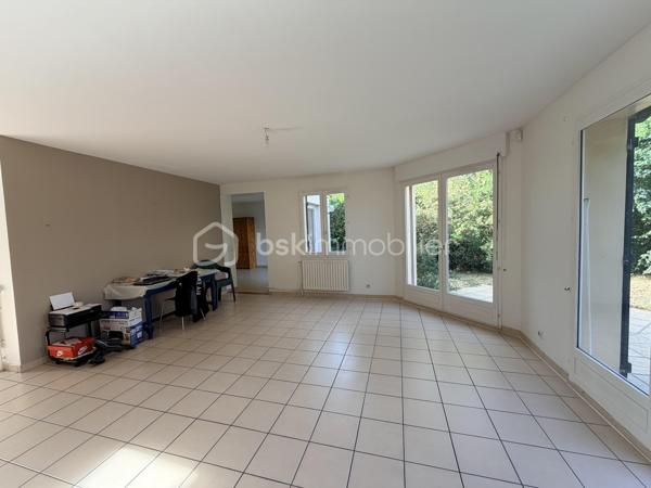 Dans le bourg de Savigny le temple, à 2 pas de Cesson cette maison familiale n’attend qu’une nouvelle famille pour reprendre vie.
Le calme sera la première chose que vous remarquerez en découvrant cette maison.
Elle s’ouvre sur une entrée cathédrale qui vous amène sur une cuisine, qui peut s’ouvrir sur le salon si vous le souhaitez, puis une pièce à vivre modulable en 2 ou 3 temps autour de sa cheminée, pour un total de 66m2 et ses 2 terrasses. 
Ce niveau est complété par une pièce en mezzanine pouvant être un bureau ou une chambre, mais aussi un garage, une salle d’eau et un toilette 
A l’étage, 3 grandes chambres dont une suite parentale et sa salle d eau qui raviront tous les membres de la famille et une salle de bain

Cette maison a été construite sur un terrain à taille humaine (430m2), sans aucun vis à vis, à 2 pas des écoles et des commerces , et à 8 mn à pied de la gare de Cesson