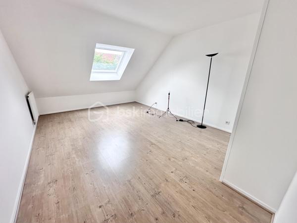 Dans le bourg de Savigny le temple, à 2 pas de Cesson cette maison familiale n’attend qu’une nouvelle famille pour reprendre vie.
Le calme sera la première chose que vous remarquerez en découvrant cette maison.
Elle s’ouvre sur une entrée cathédrale qui vous amène sur une cuisine, qui peut s’ouvrir sur le salon si vous le souhaitez, puis une pièce à vivre modulable en 2 ou 3 temps autour de sa cheminée, pour un total de 66m2 et ses 2 terrasses. 
Ce niveau est complété par une pièce en mezzanine pouvant être un bureau ou une chambre, mais aussi un garage, une salle d’eau et un toilette 
A l’étage, 3 grandes chambres dont une suite parentale et sa salle d eau qui raviront tous les membres de la famille et une salle de bain

Cette maison a été construite sur un terrain à taille humaine (430m2), sans aucun vis à vis, à 2 pas des écoles et des commerces , et à 8 mn à pied de la gare de Cesson