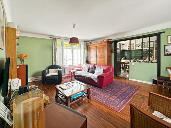 Triplex lumineux avec terrasse  garage et buanderie vendu avec un studio indépendant