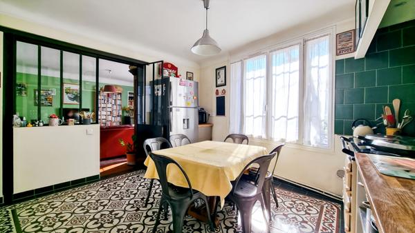 Triplex lumineux avec terrasse  garage et buanderie vendu avec un studio indépendant