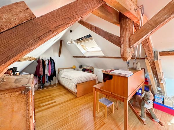 Triplex lumineux avec terrasse  garage et buanderie vendu avec un studio indépendant